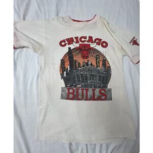 Vintage Chicago Bulls Skyline Tee – Runner Boy  – 90s Style